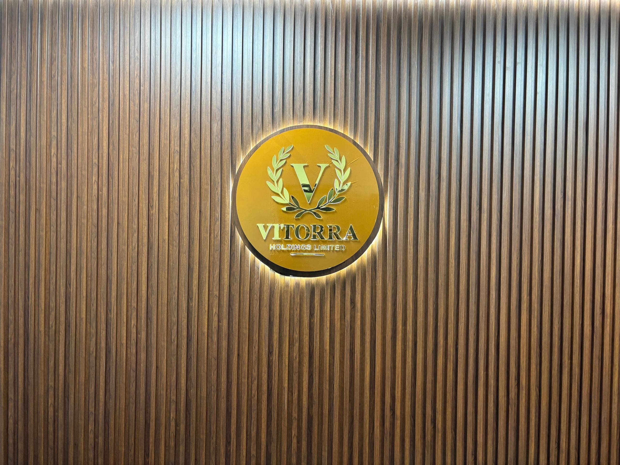 Nembo ya Vitorra kwenye mapokezi ya ofisi kuu